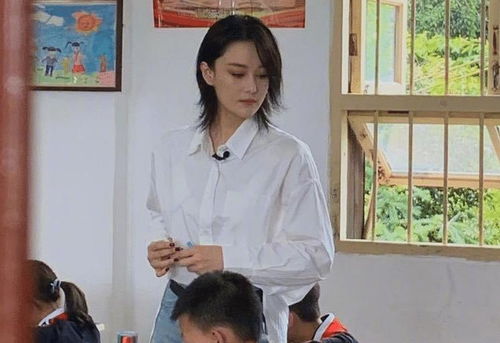 张馨予心连心首秀主持 生图曝出界，五官至上镜打造经典回忆